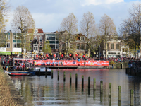 838099 Gezicht op het voor de aankomst van Sinterklaas versierde plankier en het toegestroomde publiek bij de Bemuurde ...